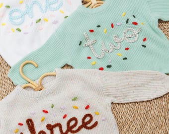 Maglione per compleanno neonato, maglione personalizzato per neonato con l'anno, maglione per bambini piccoli con numero, maglione ricamato per neonati, regali personalizzati per neonati