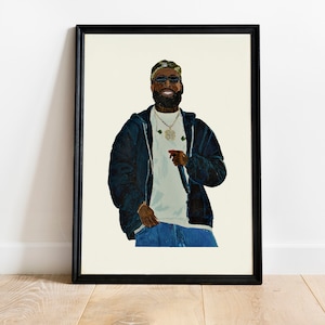 Op de afbeelding: Een ingelijste kunstdruk met een portret van een man in een donkerblauwe jas, een wit t-shirt en een blauwe spijkerbroek. Hij draagt een gouden ketting, een zonnebril en een patroonhoed. Het kunstwerk wordt gepresenteerd tegen een crèmekleurige achtergrond.