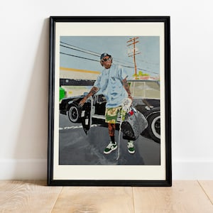 Puede incluir: Impresión artística enmarcada que representa a una persona saliendo de un coche negro, sosteniendo una patineta y una bolsa de diseñador. La persona lleva una camisa azul claro, pantalones cortos estampados y zapatillas verdes. La obra está ambientada en una escena callejera.