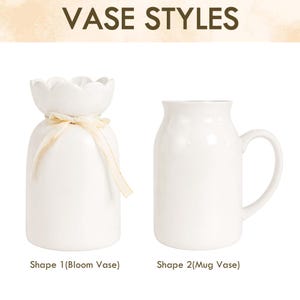 Pu&ograve; includere: Sono esposti due vasi in ceramica bianca. Uno &egrave; un vaso Bloom con la parte superiore smerlata e un nastro, l'altro &egrave; un vaso Mug con manico. Il testo "VASE STYLES" &egrave; in alto. I vasi sono esposti.