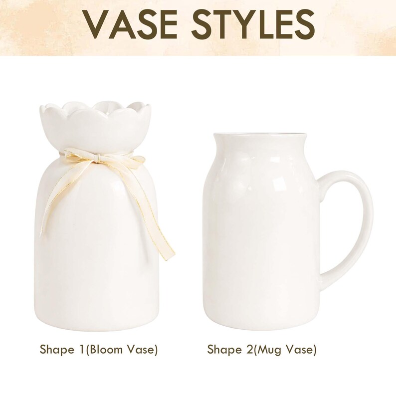 Pu&ograve; includere: Sono esposti due vasi in ceramica bianca. Uno &egrave; un vaso Bloom con la parte superiore smerlata e un nastro, l'altro &egrave; un vaso Mug con manico. Il testo "VASE STYLES" &egrave; in alto. I vasi sono esposti.
