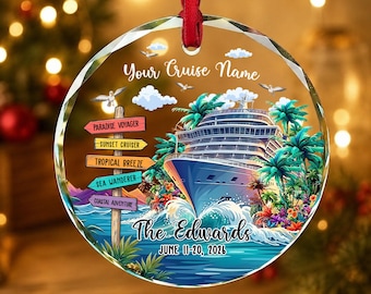 Pode incluir: Um ornamento redondo de vidro transparente com uma fita vermelha, apresentando um navio de cruzeiro, palmeiras tropicais e uma placa de madeira com cinco sinais coloridos. O texto inclui Your Cruise Name, The Edwards e JUNE 11-20, 2026.