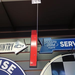 K&ouml;nnte beinhalten: Eine Sammlung von Vintage-Metallschilden mit verschiedenen Designs, darunter ein roter und wei&szlig;er Pfeil mit dem Text "Original Ford Teile", ein blauer und wei&szlig;er Pfeil mit dem Text "Service", ein silberner Pfeil mit dem Text "Country" und ein blauer und wei&szlig;er Kreis mit dem Text "House of Wine".