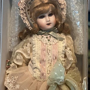 18” Mundia Collection Christine et Cecile Porcelain Doll France
