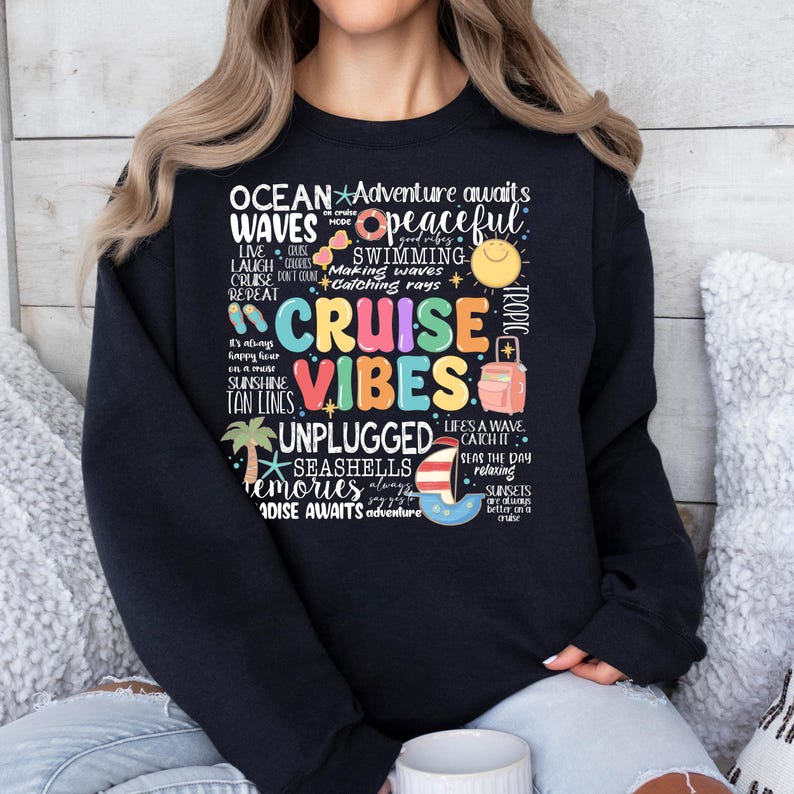 Peut inclure: Sweat-shirt noir avec du texte color&eacute; qui dit "Ocean Waves", "Cruise Vibes", "Adventure Awaits", "Unplugged", "Seashells", "Memories", et "Paradise Awaits".