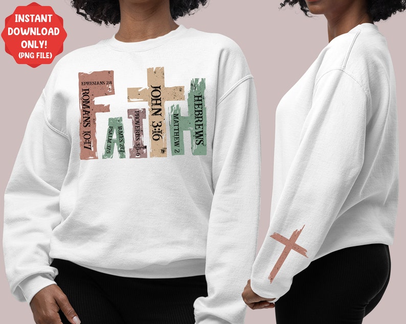 Puede incluir: Sudadera blanca con un dise&ntilde;o gr&aacute;fico desgastado de la palabra "FAITH" con vers&iacute;culos b&iacute;blicos. El gr&aacute;fico est&aacute; en tonos de marr&oacute;n, verde y beige. La sudadera tiene un gr&aacute;fico de cruz en la manga.
