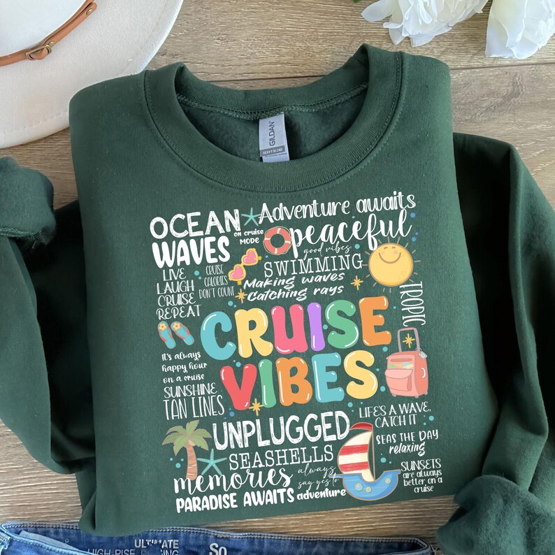 Peut inclure: Sweat-shirt vert avec un motif graphique color&eacute; qui dit "Ocean Waves", "Peaceful", "Cruise Vibes", "Unplugged", "Seashells", "Memories", et "Paradise Awaits Adventure".