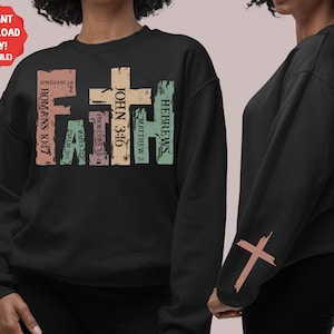 Puede incluir: Sudadera negra con un dise&ntilde;o gr&aacute;fico de la palabra "FAITH" con vers&iacute;culos b&iacute;blicos de Efesios, Romanos, Hebreos, Mateo, Juan, Proverbios, Santiago y Salmos. El gr&aacute;fico est&aacute; en un estilo vintage y desgastado con una cruz en la parte superior.