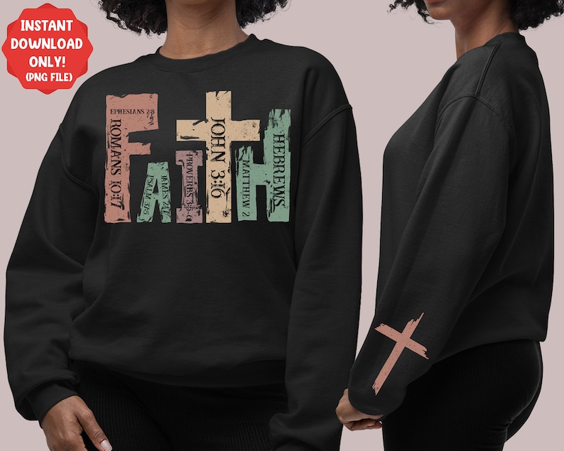 Puede incluir: Sudadera negra con un dise&ntilde;o gr&aacute;fico de la palabra "FAITH" con vers&iacute;culos b&iacute;blicos de Efesios, Romanos, Hebreos, Mateo, Juan, Proverbios, Santiago y Salmos. El gr&aacute;fico est&aacute; en un estilo vintage y desgastado con una cruz en la parte superior.