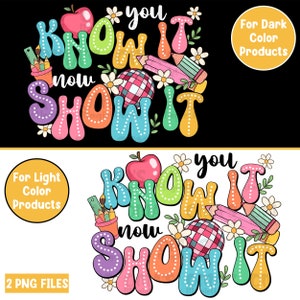 K&ouml;nnte beinhalten: Zwei Versionen eines farbenfrohen Grafikdesigns mit dem Text "You Know It Now Show It" in einem Regenbogen aus Farben mit Punkten. Das Design enth&auml;lt einen roten Apfel, Bleistifte, einen karierten Ball und Blumen. Die obere Version ist auf schwarzem Hintergrund und die untere Version ist auf wei&szlig;em Hintergrund.