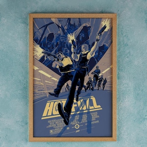 Peut inclure: Affiche de film encadrée pour "Hot Fuzz" dans un cadre en bois. L'affiche présente une scène d'action dynamique avec des personnages tenant des armes à feu, sur un fond bleu et jaune. Le titre du film est bien en évidence.