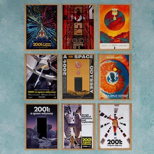 Peut inclure: Neuf affiches encadrées du film "2001 : L'Odyssée de l'espace". Les affiches présentent diverses illustrations colorées, notamment des scènes spatiales, des formes géométriques et le titre du film. Les cadres sont de couleur marron clair.