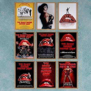 Puede incluir: Nueve carteles enmarcados con imágenes de "The Rocky Horror Picture Show". Los carteles muestran varias escenas y materiales promocionales, incluyendo los labios icónicos, personajes y texto. La paleta de colores incluye rojo, negro y amarillo.