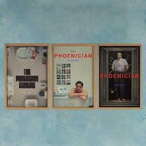 Puede incluir: Tres impresiones artísticas enmarcadas con el título "The Phoenician Scheme" en rojo y blanco. Las impresiones presentan diferentes escenas, incluyendo una persona en una bañera, un hombre en un baño y un hombre de pie en una puerta.