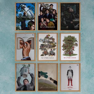 以下が含まれることがあります： 木製のフレームに入った9つの映画ポスターが、ターコイズブルーの背景に展示されています。各ポスターには「NO OTHER CHOICE」のテキストと、さまざまなシーンやキャラクターを描いたユニークなアートワークが掲載されています。