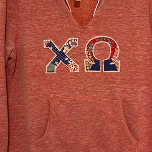 Moletom com letras gregas Chi Omega, moletom da irmandade Chi Omega, tamanho grande, cor vermelho mesclado com letras de colcha vintage