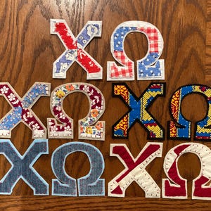 Chi Omega Buchstaben Aufnäher: Handgestickter Reststoff, aufgebügelte griechische Buchstaben