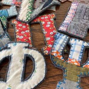 Griechische Buchstaben aus Vintage Crazy Quilt | Handbestickt | Filzrücken | Aufbügeln oder Aufnähen | Personalisiertes Geschenk BIG LIL Geschenk