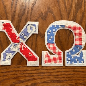 Handbestickter Chi Omega Buchstaben Aufnäher: Altrosa Stoff Aufnäher (Bügelbild)