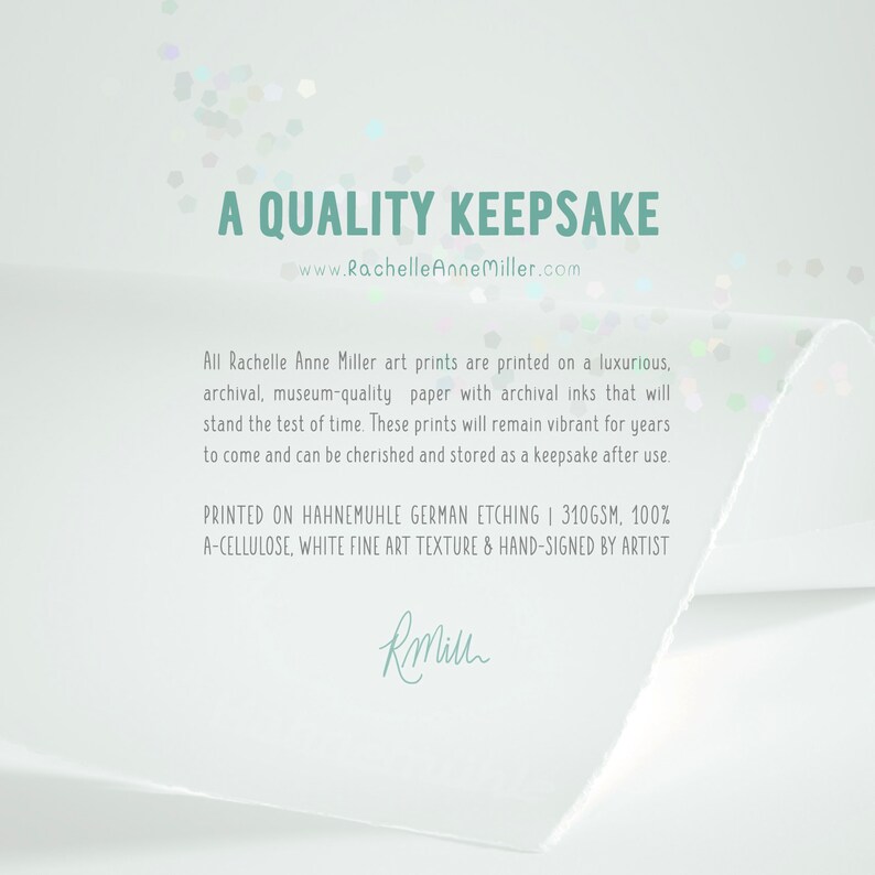 Puede incluir: Una tarjeta blanca con un borde azul verdoso y texto que dice "A Quality Keepsake" con la direcci&oacute;n del sitio web "www.RachelleAnneMiller.com". El texto contin&uacute;a con informaci&oacute;n sobre las impresiones de arte impresas en papel de archivo de calidad muse&iacute;stica con tintas de archivo. La tarjeta tambi&eacute;n indica que las impresiones se imprimen en Hahnem&uuml;hle German Etching 310 g/m&sup2;, 100 % A-celulosa, textura fina de arte blanco y firmadas a mano por el artista. La firma del artista est&aacute; en tinta negra.