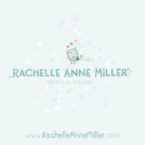 Puede incluir: Un logotipo azul claro con un p&aacute;jaro verde cantando y corazones flotando sobre &eacute;l. El texto "Rachelle Anne Miller" est&aacute; en una fuente caprichosa con un dise&ntilde;o de espiral. El texto "Creative Studios" est&aacute; debajo del nombre. La direcci&oacute;n del sitio web "www.RachelleAnneMiller.com" est&aacute; en la parte inferior del logotipo.