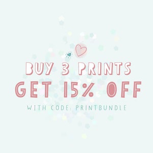 Puede incluir: Un fondo azul claro con un coraz&oacute;n rosa y confeti. El texto "BUY 3 PRINTS GET 15% OFF WITH CODE: PRINTBUNDLE" est&aacute; en rosa.