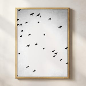 Lámina de pájaros en vuelo - Fotografía en blanco y negro, tonos neutros gris y negro, lámina de cuervos, arte mural abstracto minimalista