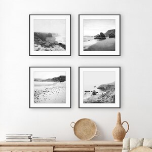 Puede incluir: Un conjunto de cuatro cuadros cuadrados en blanco y negro con paisajes costeros que muestran acantilados rocosos, playas de arena y olas del mar. Cada l&aacute;mina est&aacute; encerrada en un marco negro fino y dispuesta en una cuadr&iacute;cula de dos por dos.