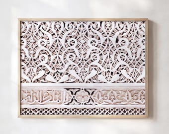 Fotografía con grabado marroquí, lámina con caligrafía de hojas ornamentadas para pared, decoración neutra en tonos beige y crema.