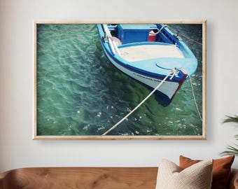 Estampado de barco en el mar Egeo, fotografía de viajes a Grecia en tonos aguamarina y verde azulado, decoración náutica costera.