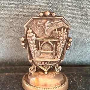 Hermoso sello antiguo de plata de ley con paisaje de la ciudad de Oporto y el puente de arco de Luis I
