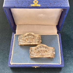 Magnífico par de servilleteros vintage de plata de ley adornados con cestas de flores, frutas y cereales en caja de presentación