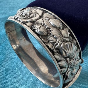 Magnífica pulsera rígida vintage de plata de ley repujada con diseño floral.