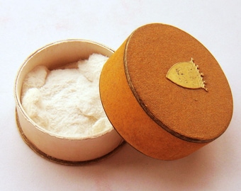 Prachtige Engelse Vintage Vanity Paperboard Powder Box gemarkeerd Cleo London