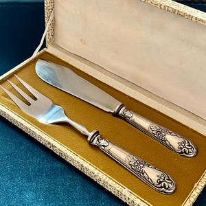 Fantástico juego de cubiertos antiguos de plata de ley para servir pescado: tenedor grande y cuchillo en caja de presentación