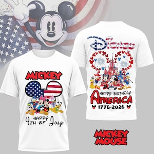 Puede incluir: Dos camisetas blancas con diseños patrióticos de Mickey Mouse. Una camiseta presenta orejas de Mickey Mouse con la bandera estadounidense y el texto "Mickey Happy 4th of July". La otra camiseta tiene el logo de Disney y el texto "Happy Birthday America 1776-2026."