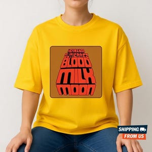 Puede incluir: Un juego de tres tazas de cerámica con un acabado moteado y mate. Las tazas son de color crema, marrón claro y marrón oscuro. Cada taza tiene un diseño simple y minimalista.