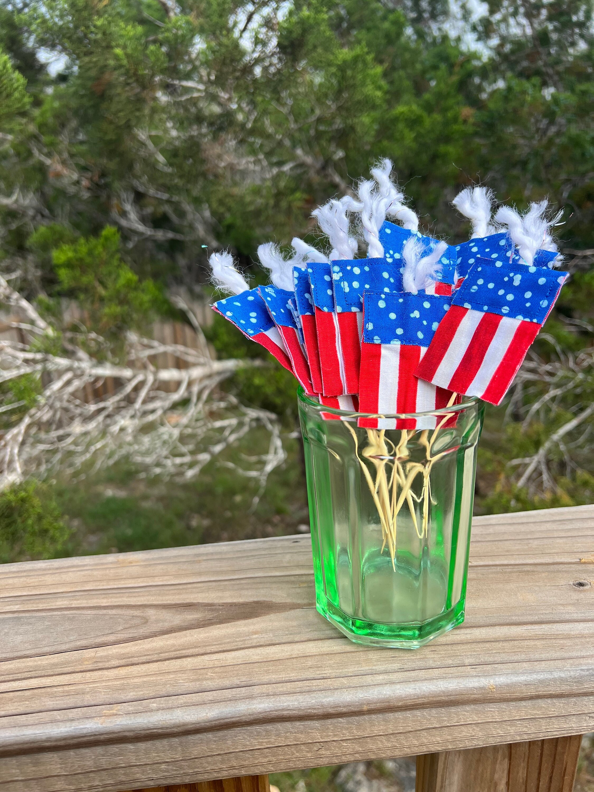 Tortenaufsatz 'Happy Birthday' Mit Feuerwerk-Motiv – Patriotisch, Für 4. Juli, Geburtstag, Aus Karton & Holzstäbchen