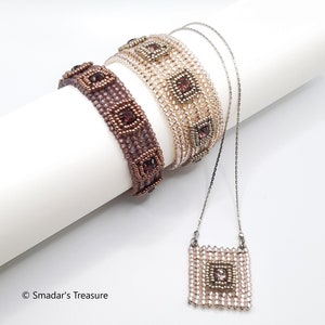 Pu&ograve; includere: Due braccialetti di perline e una collana di perline con accenti di cristallo a forma quadrata. I braccialetti sono marroni e beige, e la collana &egrave; beige.