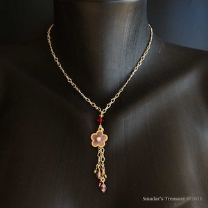 Złoty naszyjnik z zawieszką z frędzlami i kryształami Swarovskiego w kształcie kropli i koralików, w kolorze lawendowo-fioletowym, czerwonym rubinowym i zielonym perydotowym S136