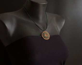 Collier pendentif rond perlé avec cristal Swarovski Iridescent Bronze Cuivre Vert, sur Collier de Cordon en Cuir Vert Foncé. Style vintage S138