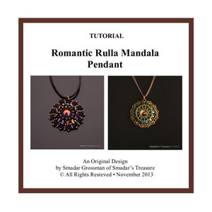 Könnte beinhalten: Zwei Perlenketten mit runden Anhängern. Der Anhänger links ist schwarz mit roten und violetten Akzenten. Der Anhänger rechts ist grün mit goldenen Akzenten. Der Text "Romantic Rulla Mandala Pendant" befindet sich oben im Bild. Der Text "An Original Design by Smadar Grossman of Smadar's Treasure © All Rights Reserved • November 2013" befindet sich unten im Bild.