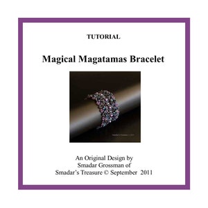 Op de afbeelding: Een tutorial getiteld "Magical Magatamas Bracelet" met een foto van een kralenarmband in paarse en zilveren tinten. Het ontwerp is van Smadar Grossman van Smadar's Treasure, september 2011.