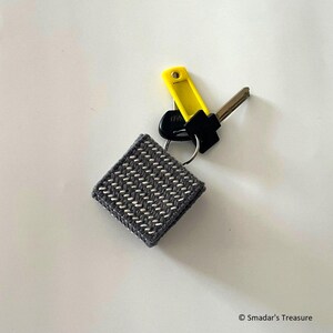 Mini marsupio ricamato in grigio e bianco sporco. Piccolo portamonete multifunzionale con auricolari e chiavi in design geometrico appeso con grillo e anello