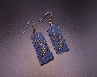 Boucles d’oreilles rectangulaires en denim pendantes avec des branches botaniques en bronze brodé. Boucles d’oreilles en jeans en bronze antique avec feuilles brodées S-446