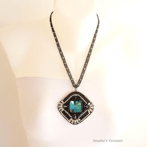Colgante bordado con cuentas, cristales Swarovski azules, cuentas de vidrio plateadas brillantes y negras en collar de cuentas. Pieza única S86