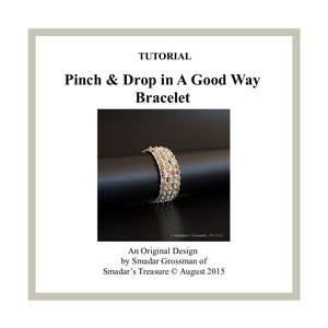 Puede incluir: Un tutorial para hacer un brazalete utilizando la técnica de pellizcar y soltar. El brazalete está hecho con cuentas de plata y piedras preciosas de colores. La imagen muestra el brazalete terminado sobre una superficie negra.