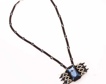 Collar negro de cuentas con colgante de cristal Swarovski azul rectangular, adornos de cuentas plateadas y de cristal con púas. S183