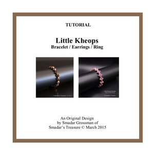 Könnte beinhalten: Zwei Versionen eines Little Kheops Armbands, eine in Gold und eine in Pink, hergestellt mit Super Duo Perlen. Das Armband wird auf einer schwarzen und grauen Oberfläche gezeigt. Der Text "Little Kheops Bracelet" ist auf dem Bild sichtbar. Ein Originaldesign von Smadar Grossman von Smadar's Treasure © März 2015.