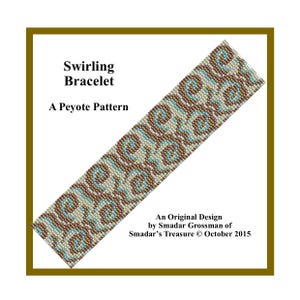Op de afbeelding: Een rechthoekig peyote-steek armbandpatroon met een herhalend wervelend ontwerp in lichtblauw, bruin en crème. De tekst luidt: Swirling Bracelet, A Peyote Pattern, An Original Design by Smadar Grossman of Smadar’s Treasure © October 2015.